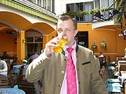 Christian Winklhofer vom "Hofer - Der Stadtwirt" schmeckt Magners Irish Cider (FOto: Magners)